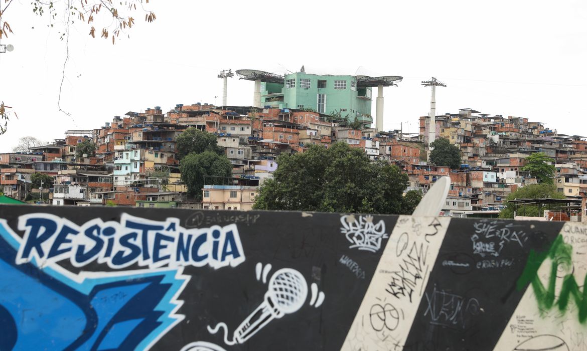 Imagem relacionada à notícia: Educação é prioridade para moradores de favelas do Rio nas eleições