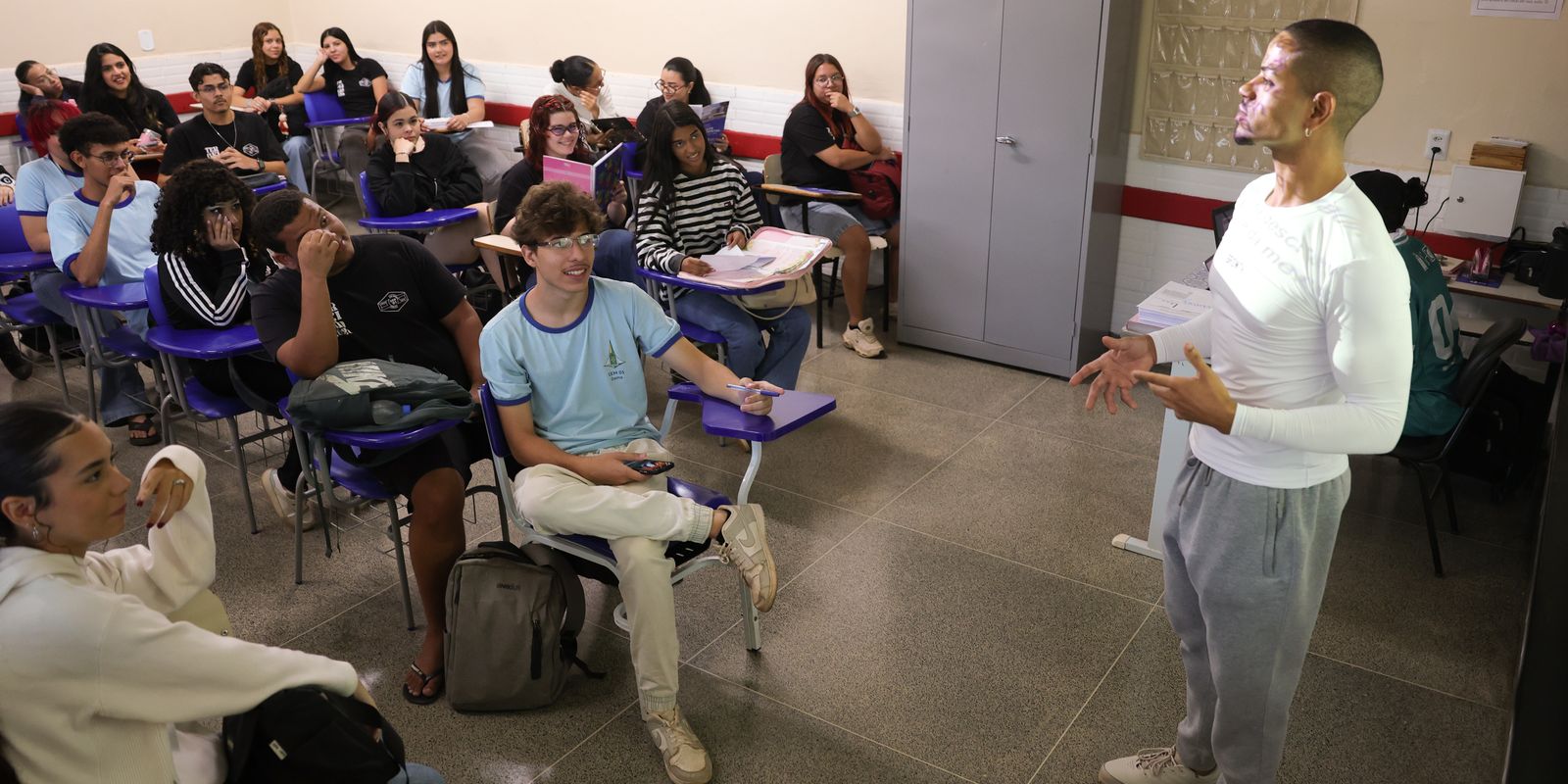 Imagem relacionada à notícia: Enem 2026: inscrito automaticamente deve escolher idioma da prova
