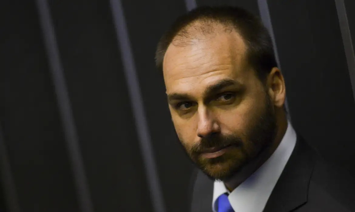 Imagem relacionada à notícia: Ministério da Justiça demite Eduardo Bolsonaro por abandono de cargo