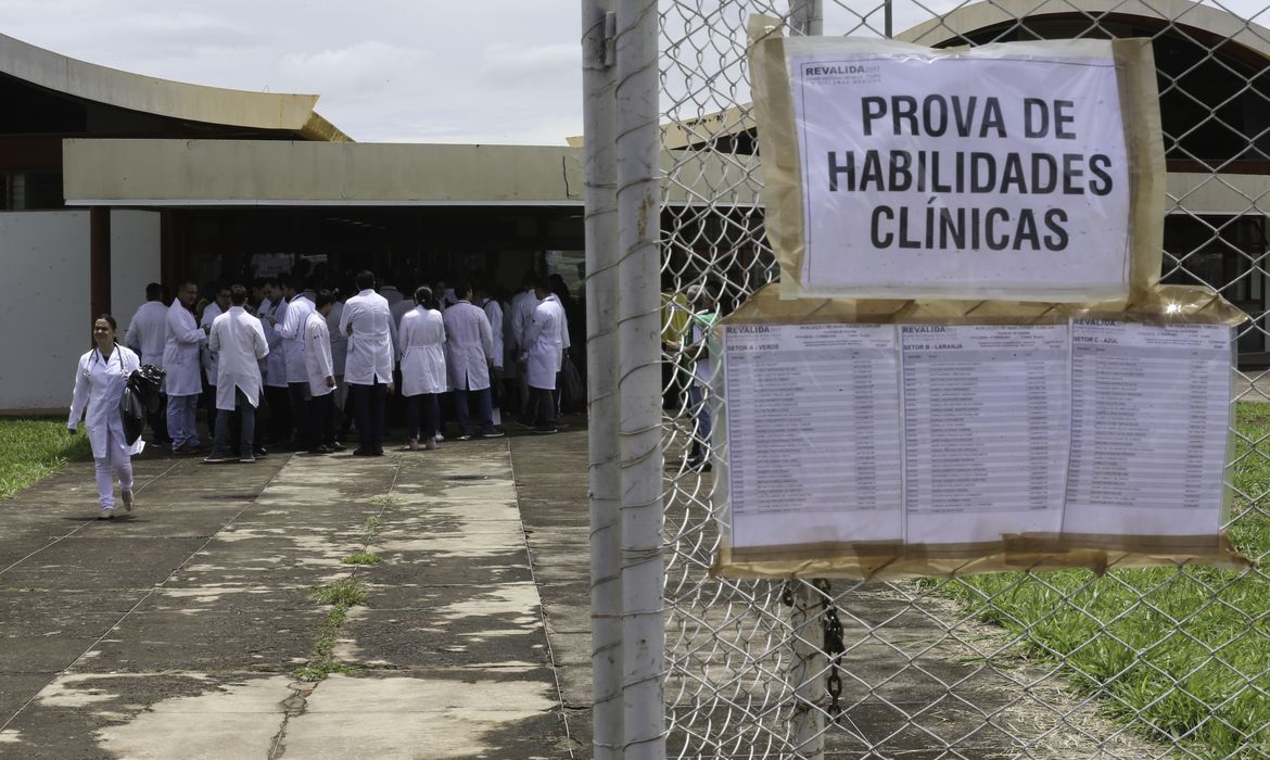 Imagem relacionada à notícia: Revalida 2026/2: prazo de envio de diploma médico termina dia 19