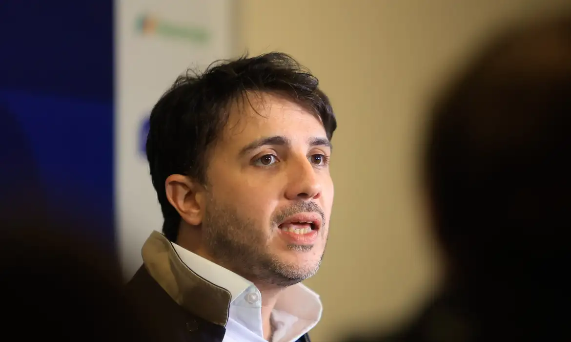 Imagem relacionada à notícia: Renan propõe cortes na Previdência e alterar pisos da saúde e educação
