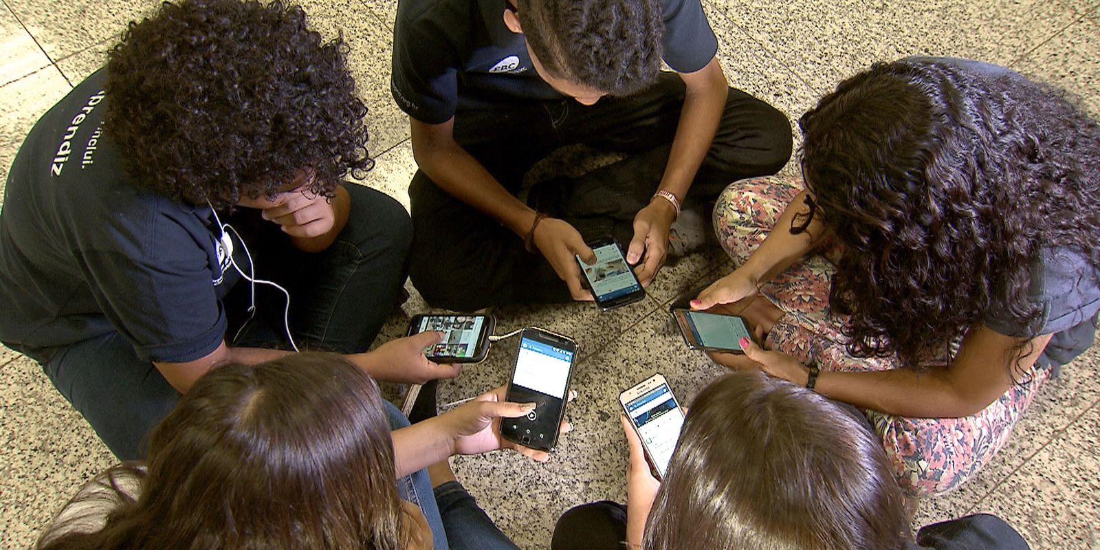 Imagem relacionada à notícia: Pesquisa mostra que 82% são contra crianças de até 3 anos com celular