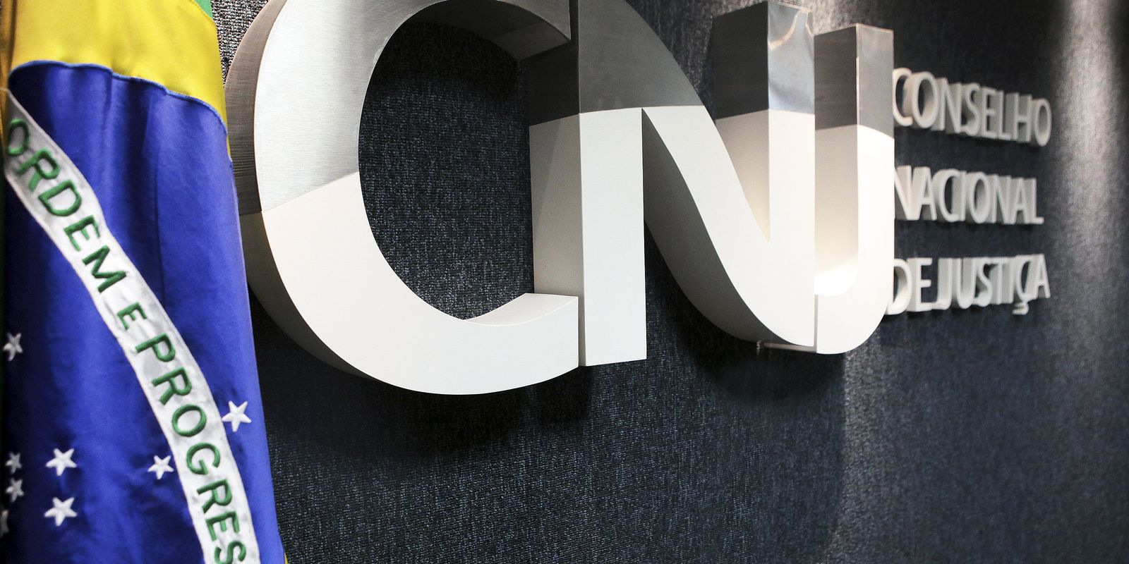 CNJ faz operação em gabinete de desembargador ligado a Nunes Marques