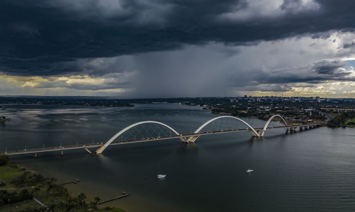 Imagem relacionada à notícia: Defesa Civil emite alerta de tempestade e rajadas de vento no DF