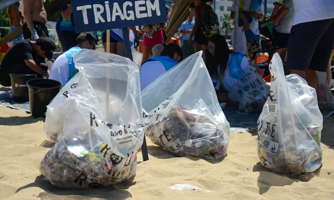 Imagem relacionada à notícia: Praias de cinco estados vão receber mutirões de limpeza em setembro