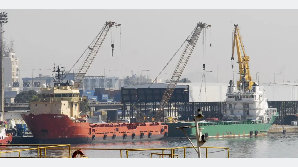 Atracação de navios no Caís do Porto do Rio de Janeiro, guindaste, container.