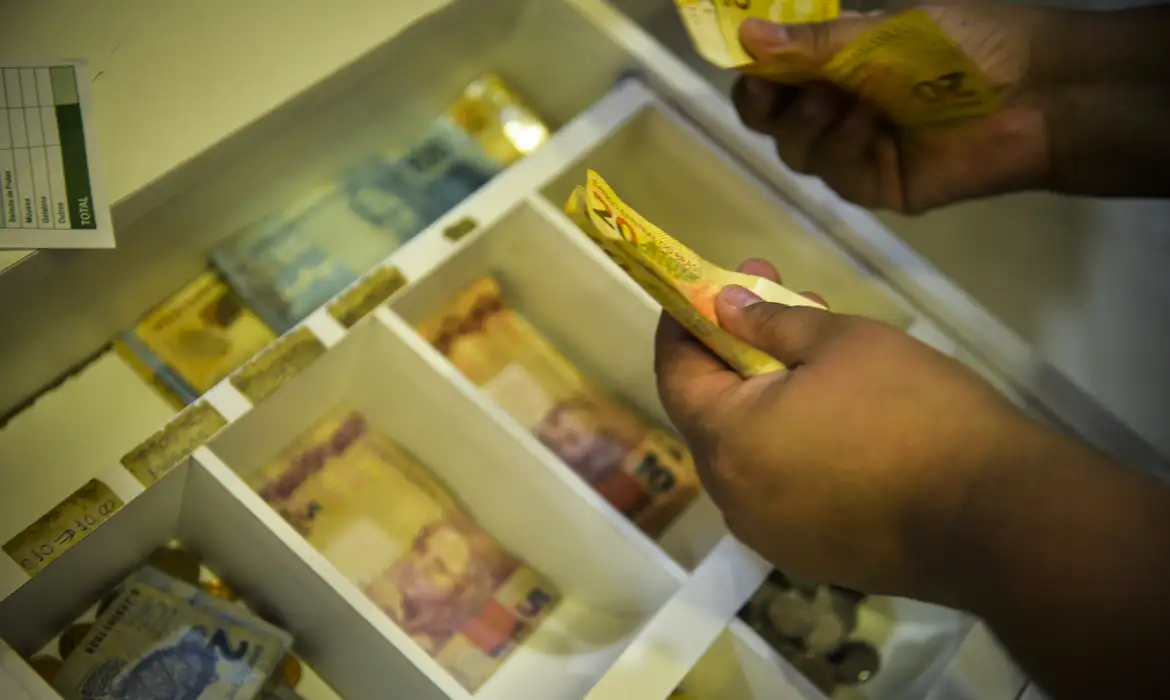 INPC tem variação negativa em agosto e soma 3,98% em 12 meses