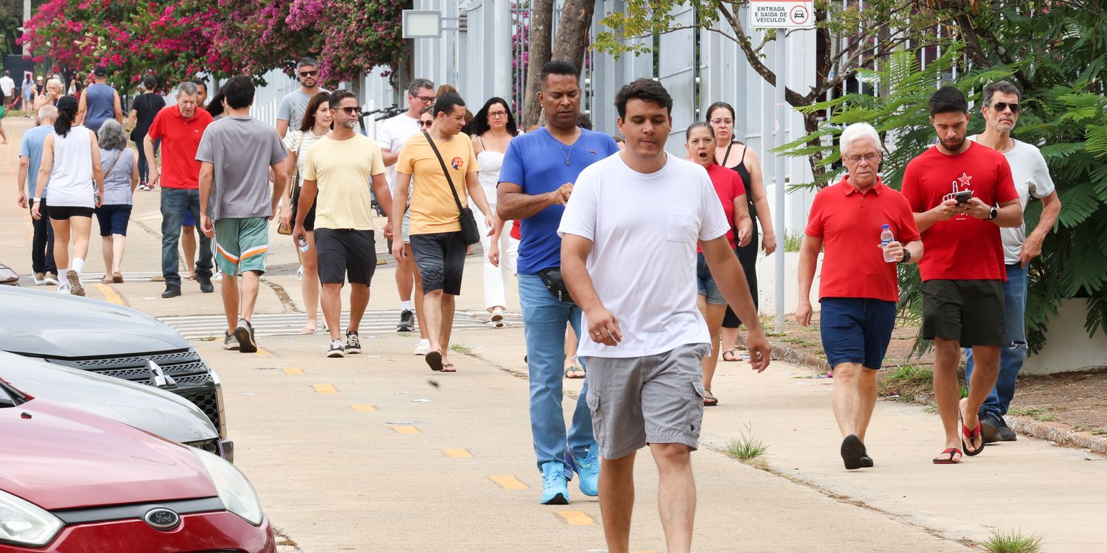 Imagem relacionada à notícia: Idosos e menores de 18 anos votam no Distrito Federal