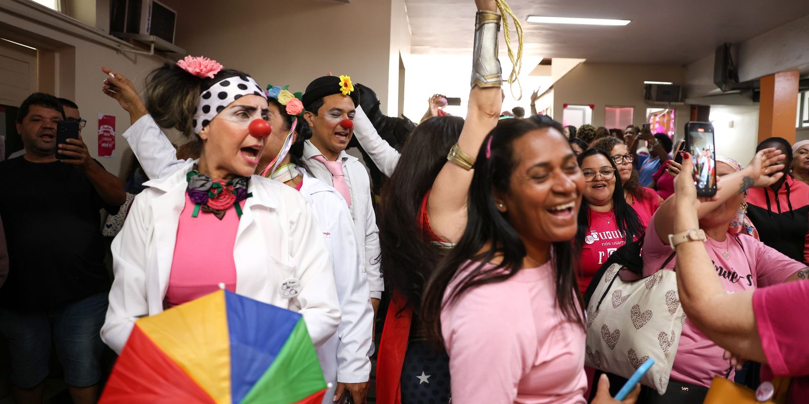 Imagem relacionada à notícia: Outubro Rosa: tratamento termina, mas medo do câncer pode permanecer