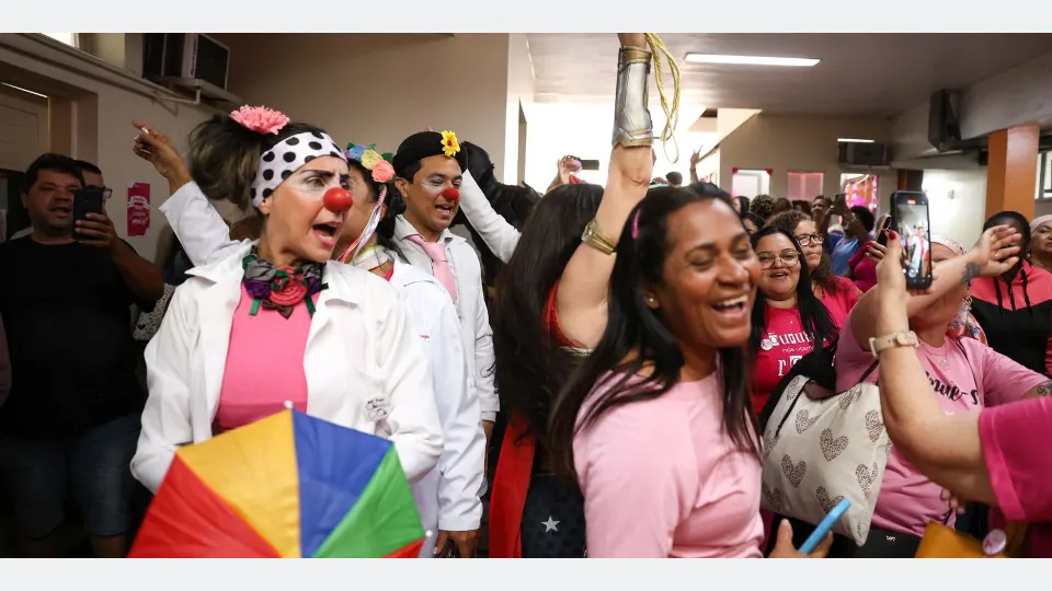 Imagem relacionada à notícia: Outubro Rosa: tratamento termina, mas medo do câncer pode permanecer