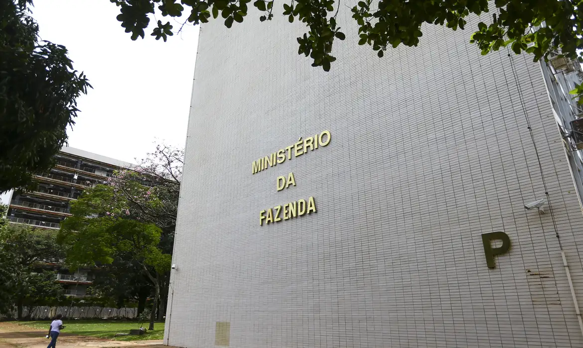 Imagem relacionada à notícia: Governo reduz projeção do PIB para 2% em 2026 e 2,3% em 2027