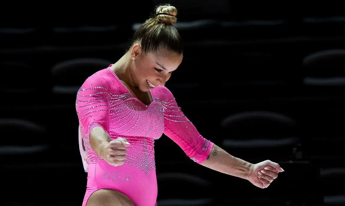 Imagem relacionada à notícia: Flávia Saraiva é ouro nas assimétricas da Copa do Mundo de ginástica