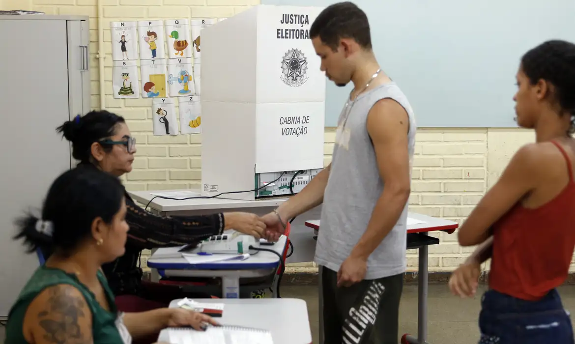 Imagem relacionada à notícia: Caminhos da Reportagem: importância do voto para jovens e idosos