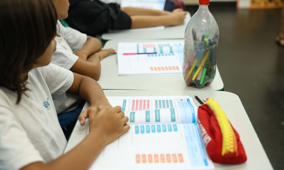 Imagem relacionada à notícia: Programa de bolsas vai incentivar formação para a educação básica