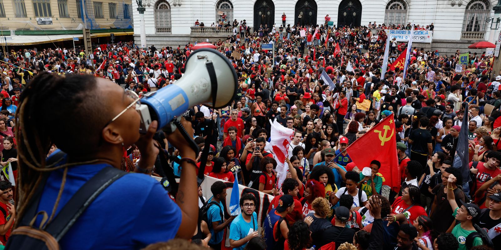 Imagem relacionada à notícia: Estudantes fazem atos pelo país em apoio a Lula