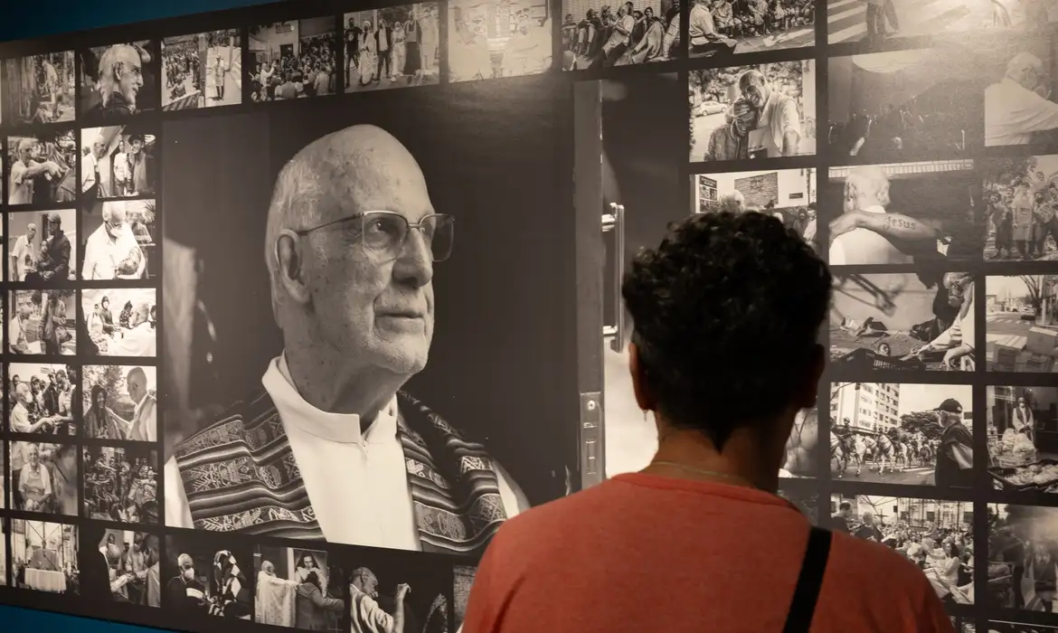 Imagem relacionada à notícia: Exposição em SP homenageia padre Júlio e pessoas em situação de rua