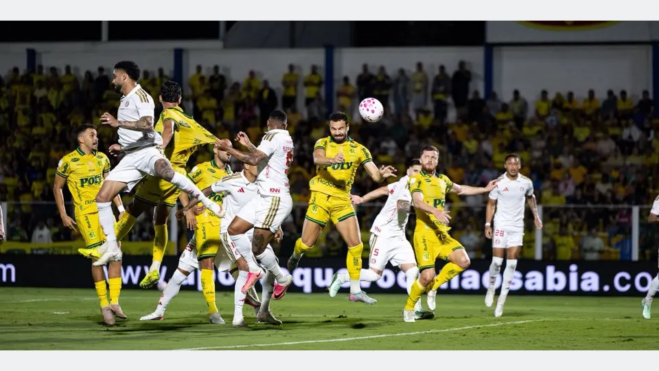 Com um a mais, Mirassol vence e complica Internacional no Brasileirão
