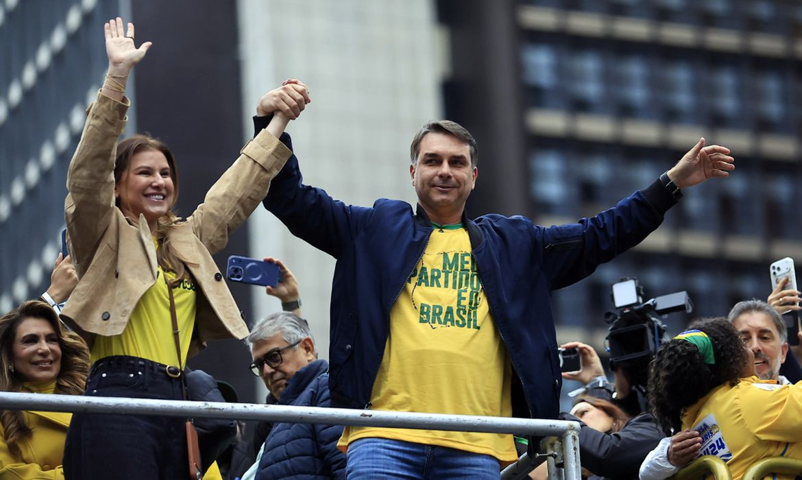 Imagem relacionada à notícia: Flávio Bolsonaro propõe enxugar Estado e endurecer ações de segurança