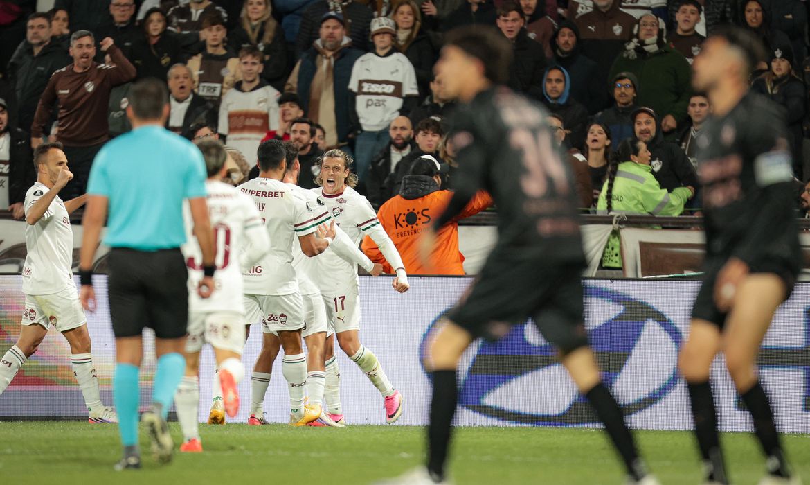 Imagem relacionada à notícia: Fluminense leva susto, mas é 1º classificado à semi da Libertadores