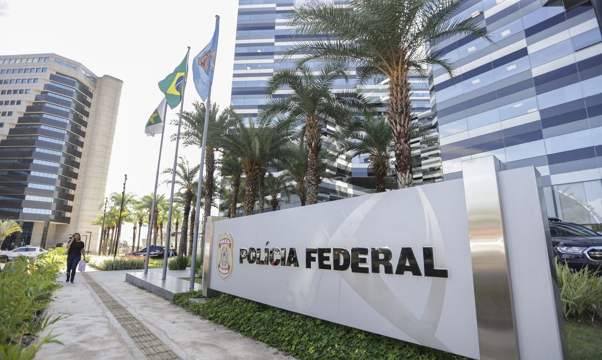 Imagem relacionada à notícia: PF envia a Gilmar e Zanin íntegra de material do celular de Vorcaro