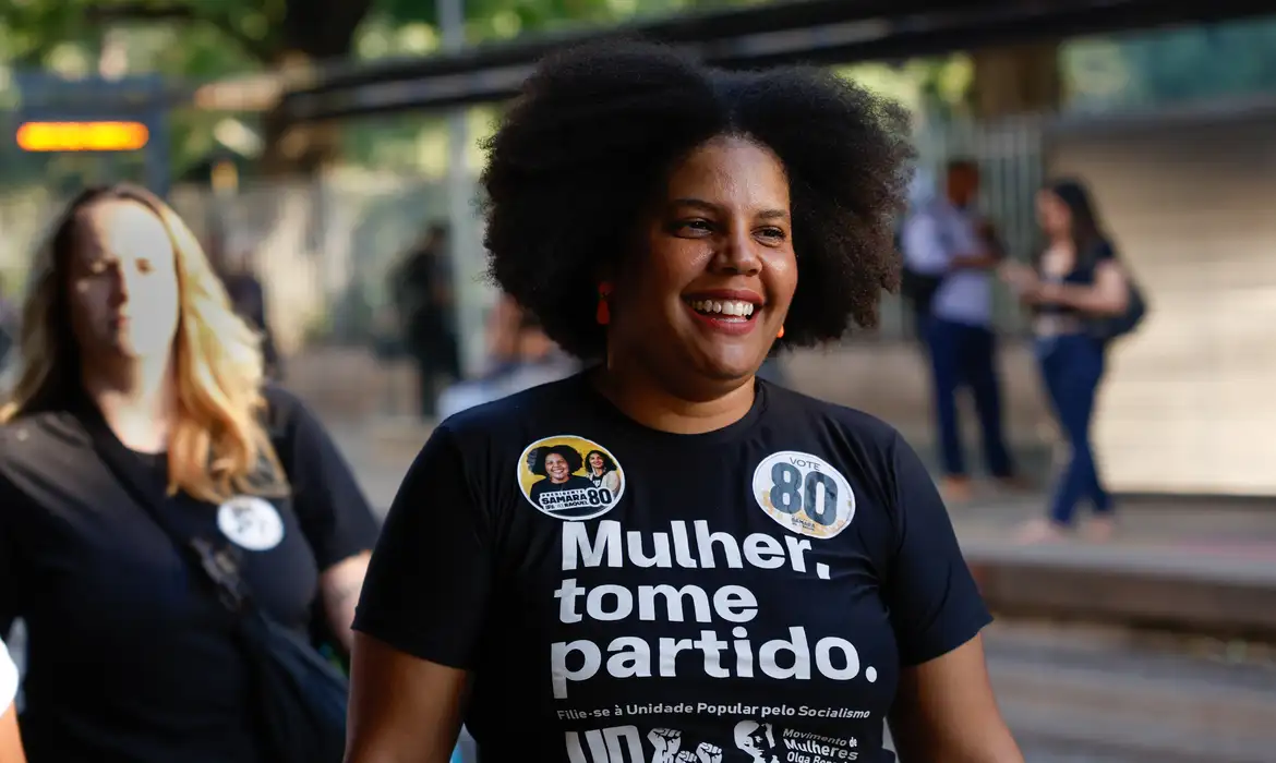 Imagem relacionada à notícia: Samara Martins propõe dobrar salário mínimo e instituir escala 4x3