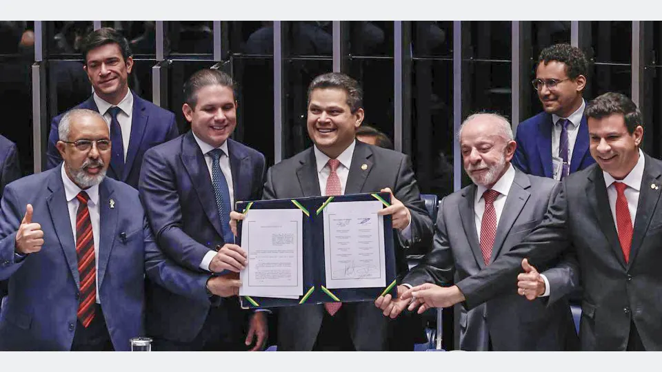 Brasília (DF), 16/10/2026 - Da esuqerda para diretita, Senador, Paulo Paim, presidente da Câmara dos deputados, Hugo Motta, presidente do Senado, Davi Alcolumbre, Presidente Luiz Inácio Lula da Silva e o deputado, Carlos Veras, promulgam a proposta de Emenda à Constituição (PEC 221), que acaba com a escala um dia de descanso a cada seis de trabalho no país, a escala 6x1.
Foto: Lula Marques/Agência Brasil