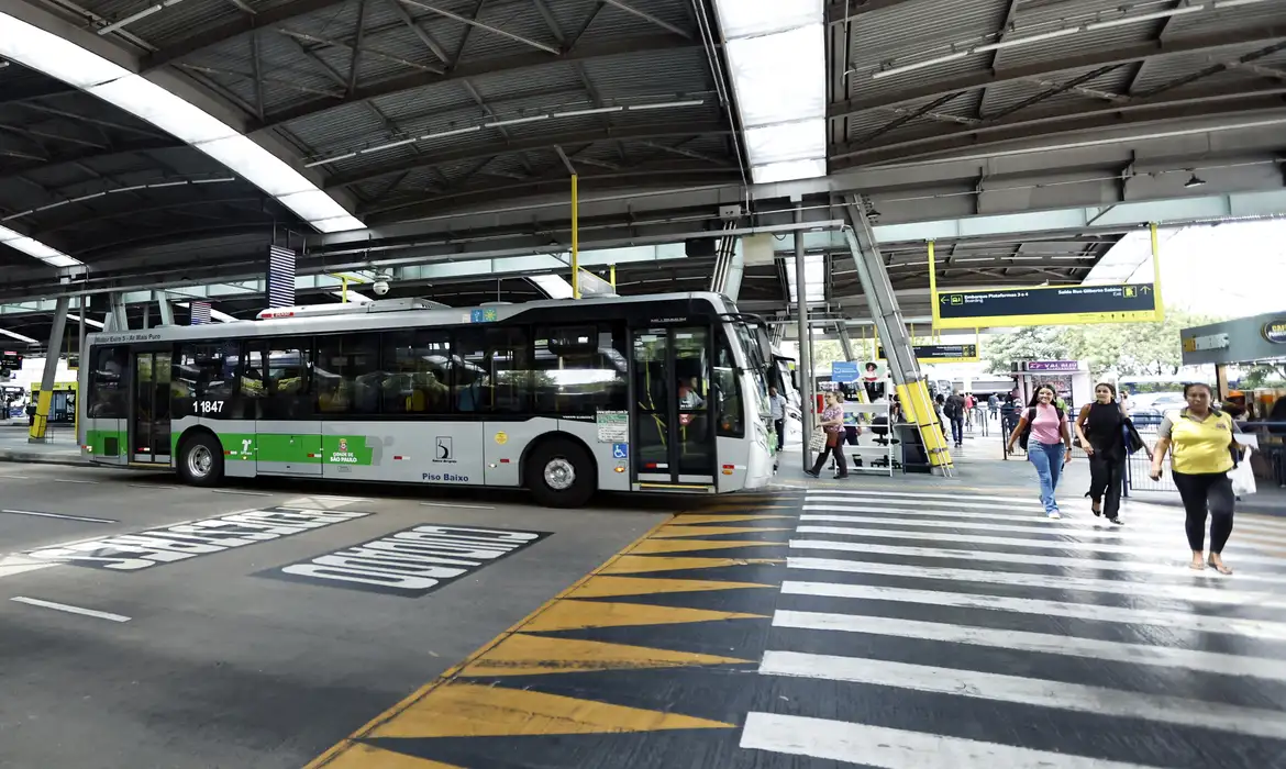 Imagem relacionada à notícia: Operação combate infiltração do PCC no transporte público em São Paulo