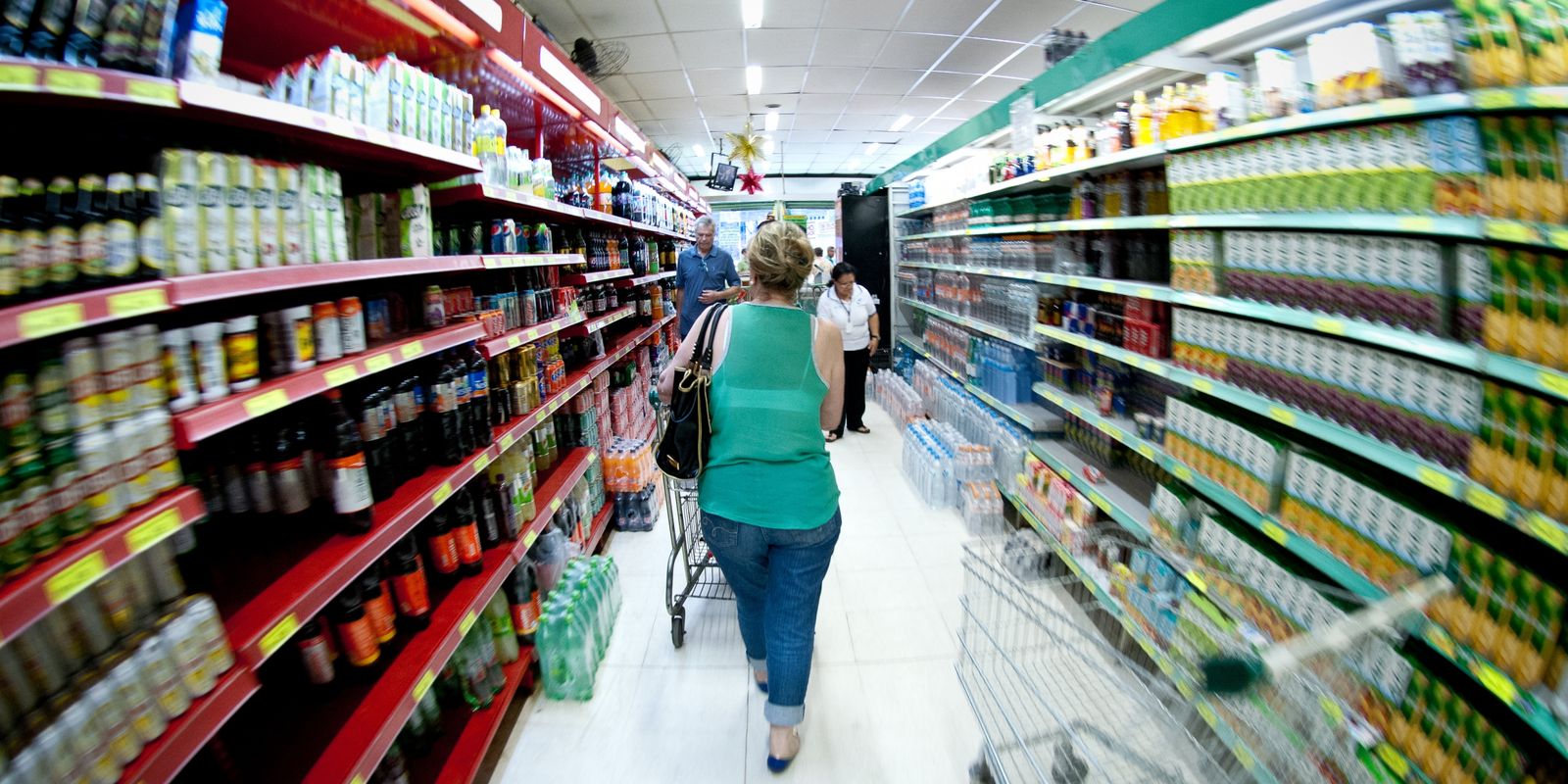 Imagem relacionada à notícia: Produção industrial cai 0,6% de julho para agosto, diz IBGE