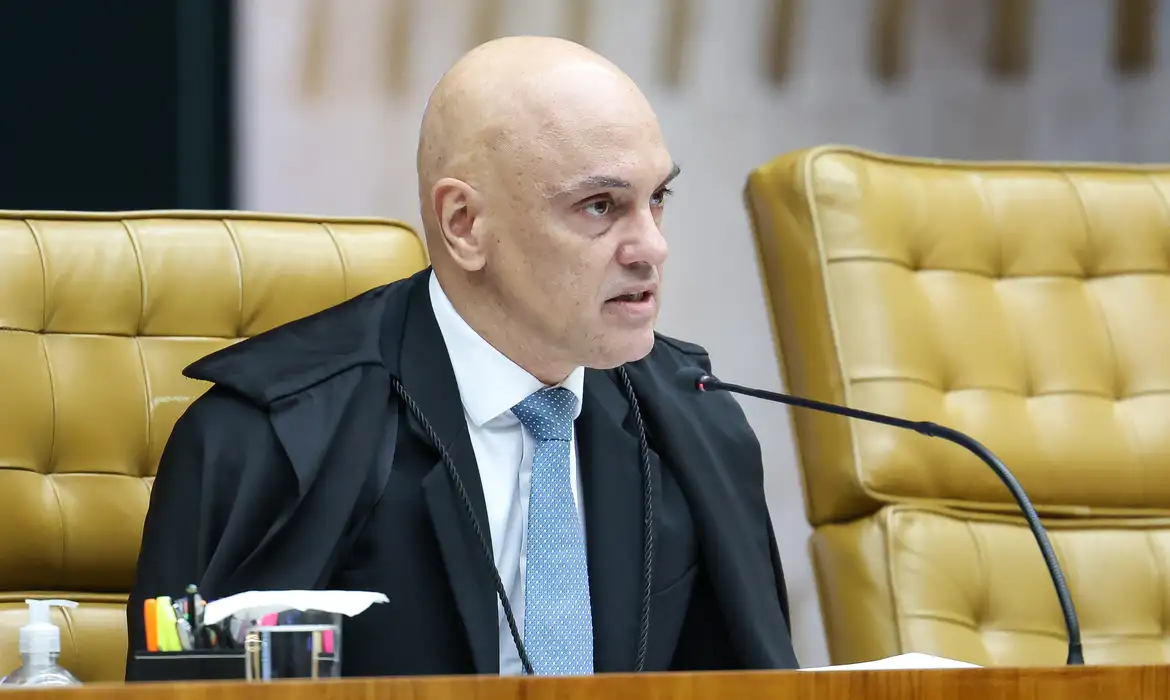 Imagem relacionada à notícia: Moraes se declara impedido em ação sobre ida de sua esposa ao Senado