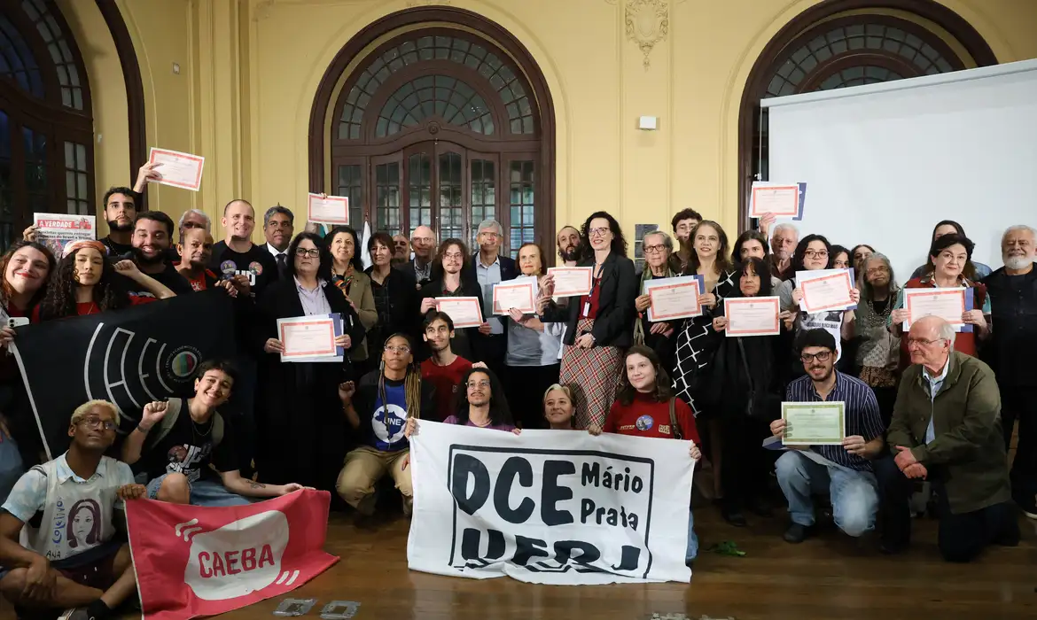 Imagem relacionada à notícia: UFRJ homenageia vítimas da ditadura com diplomas póstumos