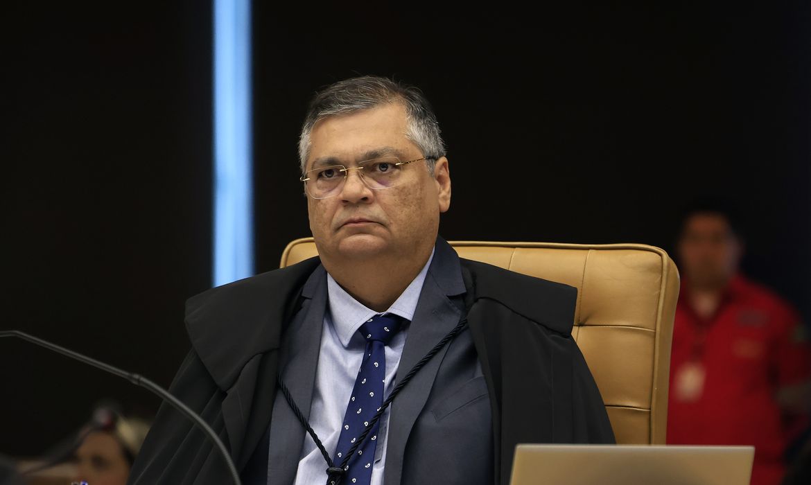 Imagem relacionada à notícia: Dino cobra explicação sobre elo entre Master e instituto de Mendonça