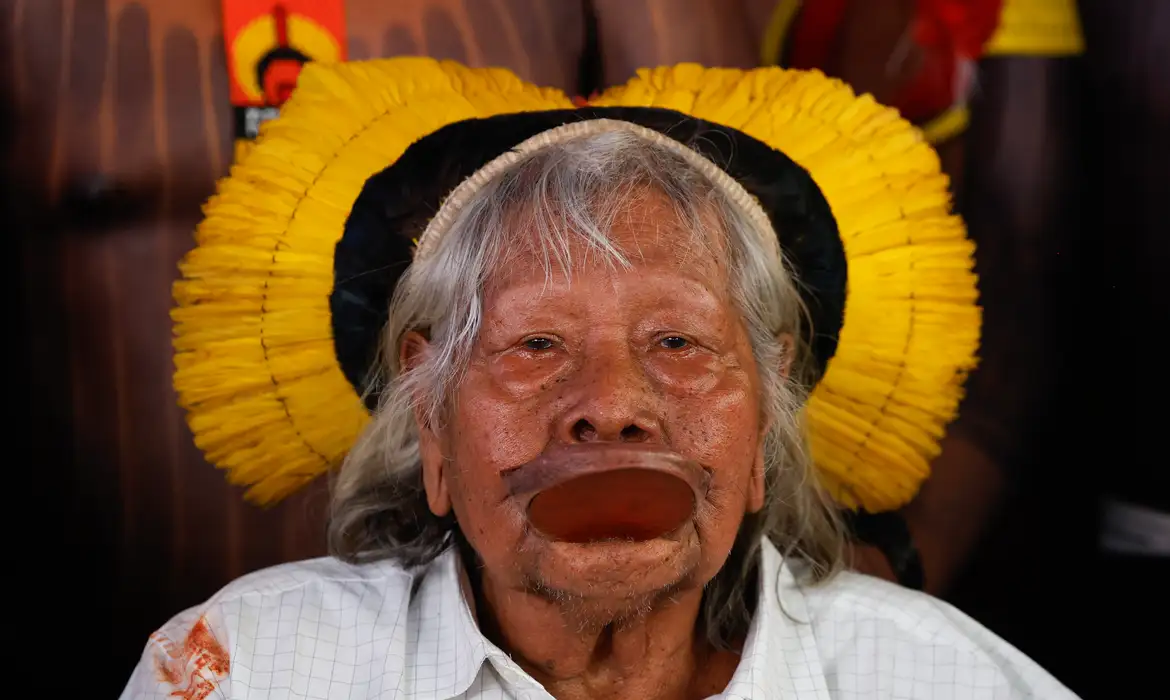 Imagem relacionada à notícia: Cacique Raoni, de 94 anos, recebe cuidados paliativos em Mato Grosso