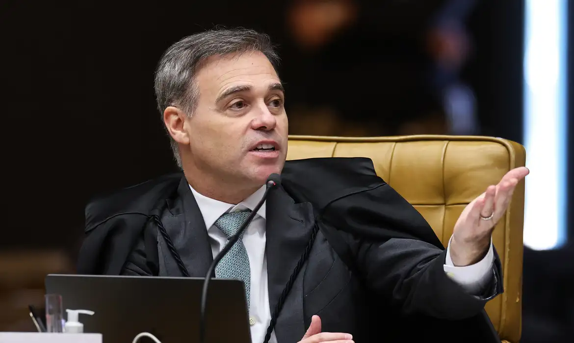 Imagem relacionada à notícia: Mendonça acompanha Fachin e vota por julgamento separado de Moraes
