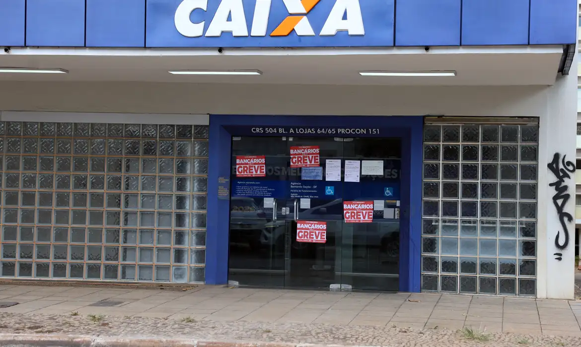 Imagem relacionada à notícia: Empregados da Caixa rejeitam proposta da empresa e greve continua