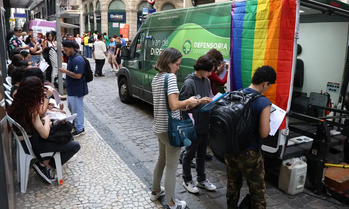Imagem relacionada à notícia: Transexuais e travestis fazem ato no RJ em defesa da democracia