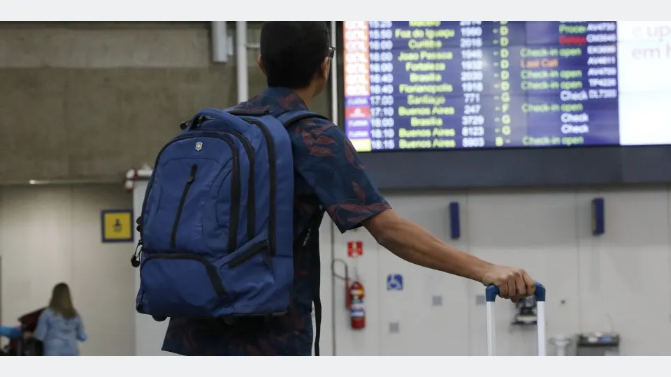Rio de Janeiro (RJ), 02/10/2023 - Movimento de passageiros no Aeroporto Internacional Tom Jobim, no Galeão, após migração de voos operados no Aeroporto Santos Dumont. Foto: Fernando Frazão/Agência Brasil
