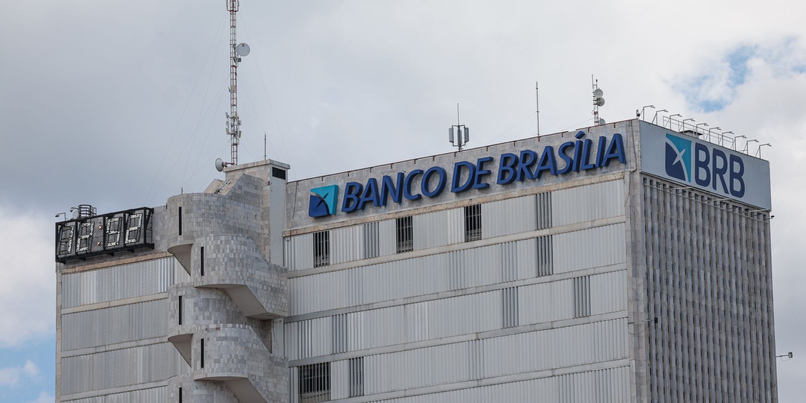 Imagem relacionada à notícia: Caso Master: TCDF bloqueia até R$ 2,7 bi de ex-dirigentes do BRB