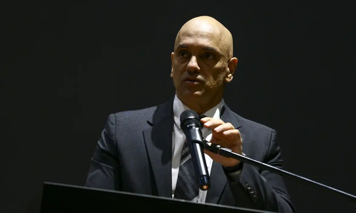 Imagem relacionada à notícia: "Inconstitucional e ilegal", diz Moraes sobre investigação de Mendonça