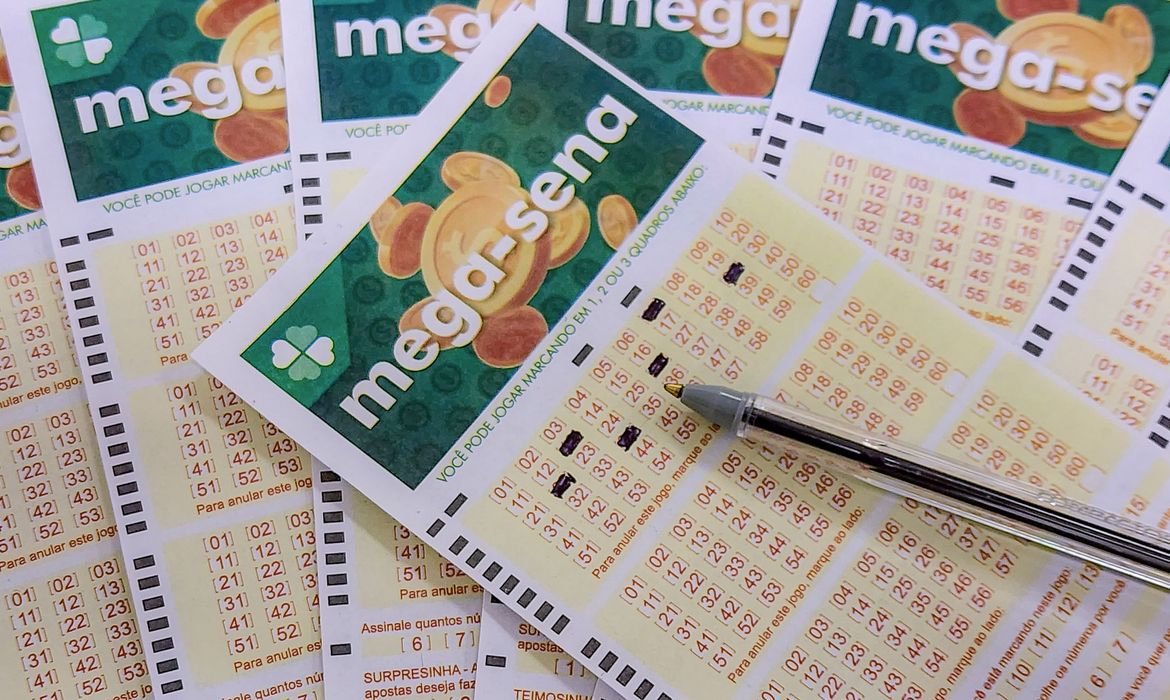 Imagem relacionada à notícia: Mega-Sena acumula e pagará R$ 32 milhões na terça; confira dezenas