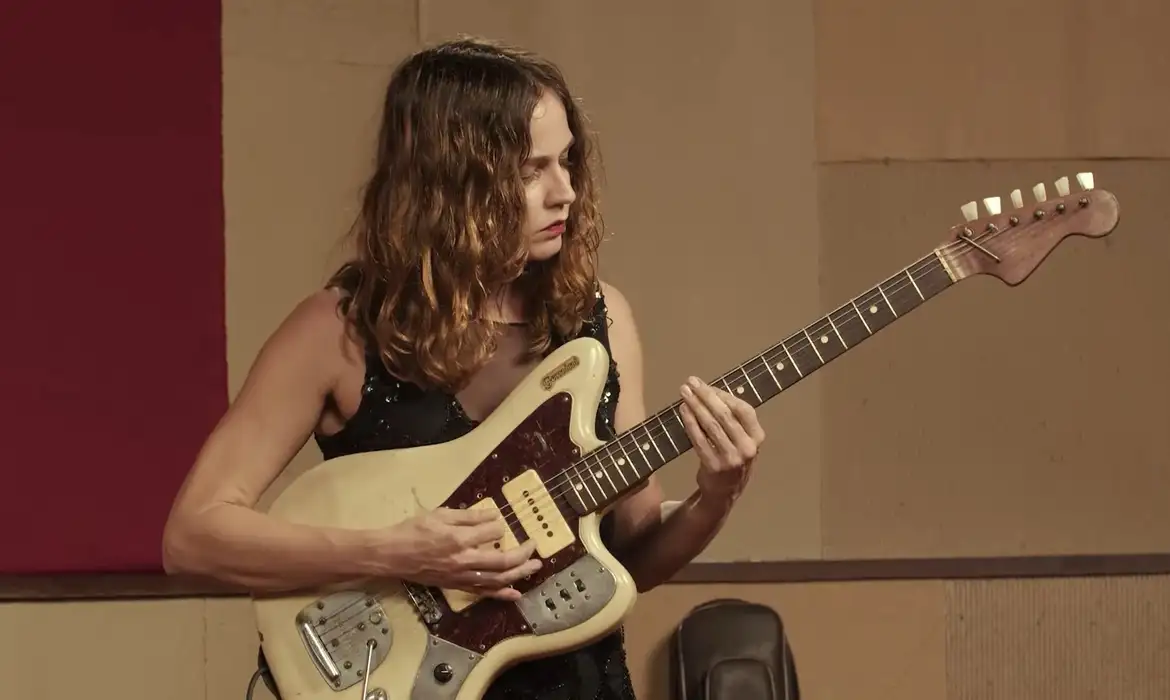 Imagem relacionada à notícia: Gabi Terra é destaque do reality Duelo de Guitarras na TV Brasil