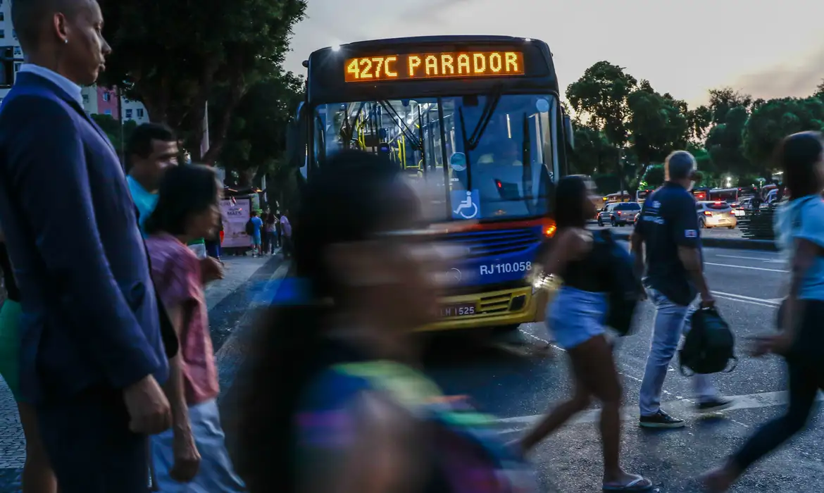 Imagem relacionada à notícia: Pesquisa aponta que solidão e exaustão ampliam abstenção nas urnas