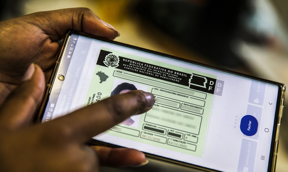 Imagem relacionada à notícia: CNH vencida entre junho e setembro tem validade extra até dezembro