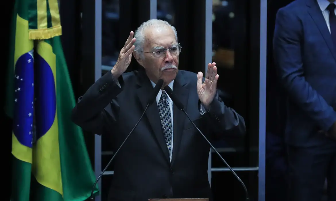 Imagem relacionada à notícia: Ex-presidente José Sarney é internado com quadro de pneumonia