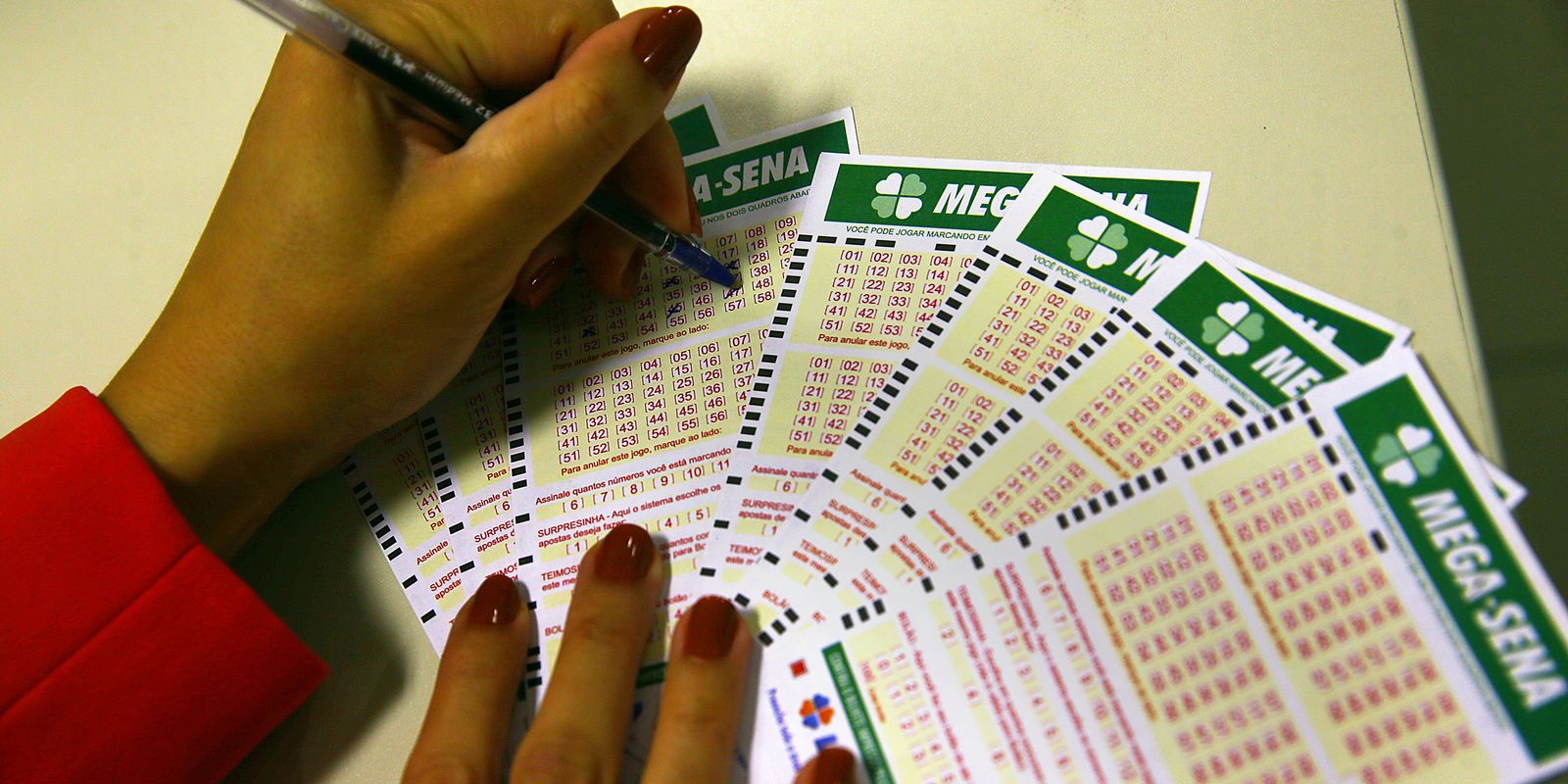 Imagem relacionada à notícia: Mega-Sena acumula para R$ 112 milhões; confira os números sorteados