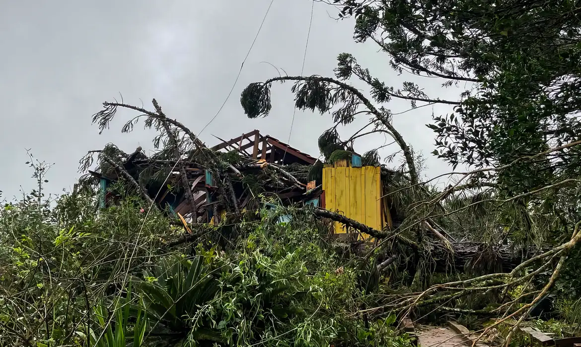 Imagem relacionada à notícia: Tempestade, ventos fortes e granizo deixam Região Sul em alerta
