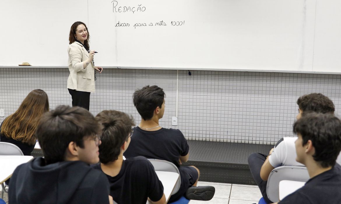 Imagem relacionada à notícia: Mais de 625 mil pessoas fazem a Prova Nacional Docente neste domingo