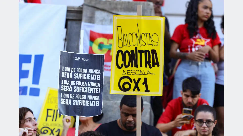 Rio de Janeiro (RJ), 01/05/2025 – Ato do Dia do Trabalhador pede o fim da escala 6x1 e melhores condições de trabalho e renda, na Cinelândia, no centro da capital fluminense. Foto: Tomaz Silva/Agência Brasil