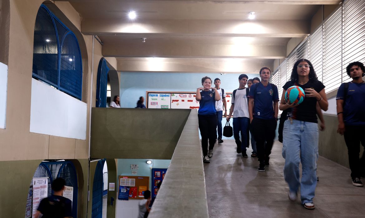 Entenda os principais pontos sobre pé-de-Meia começa a pagar sexta parcela a estudantes nesta segunda