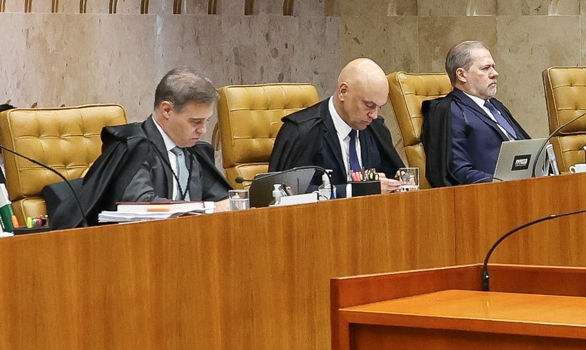 Imagem relacionada à notícia: Moraes defende que seu julgamento seja em conjunto com o de Mendonça