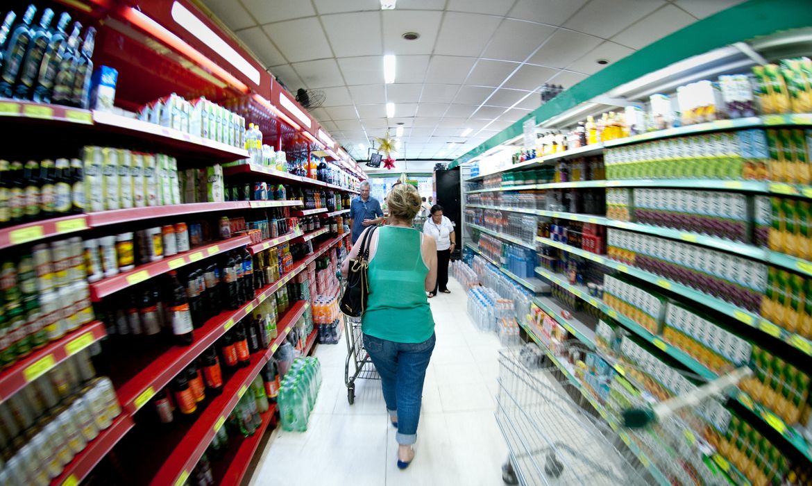 Imagem relacionada à notícia: Cesta básica ficou mais barata em 25 capitais em agosto